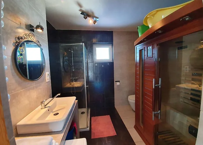 בית נופש Comfortable Home, Private Garden, Sauna *